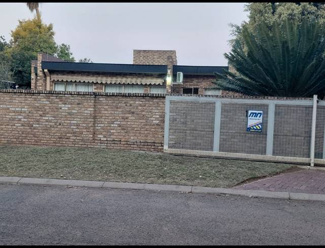 4 BEDROOM HOUSE FOR SALE IN BRITS CENTRAL